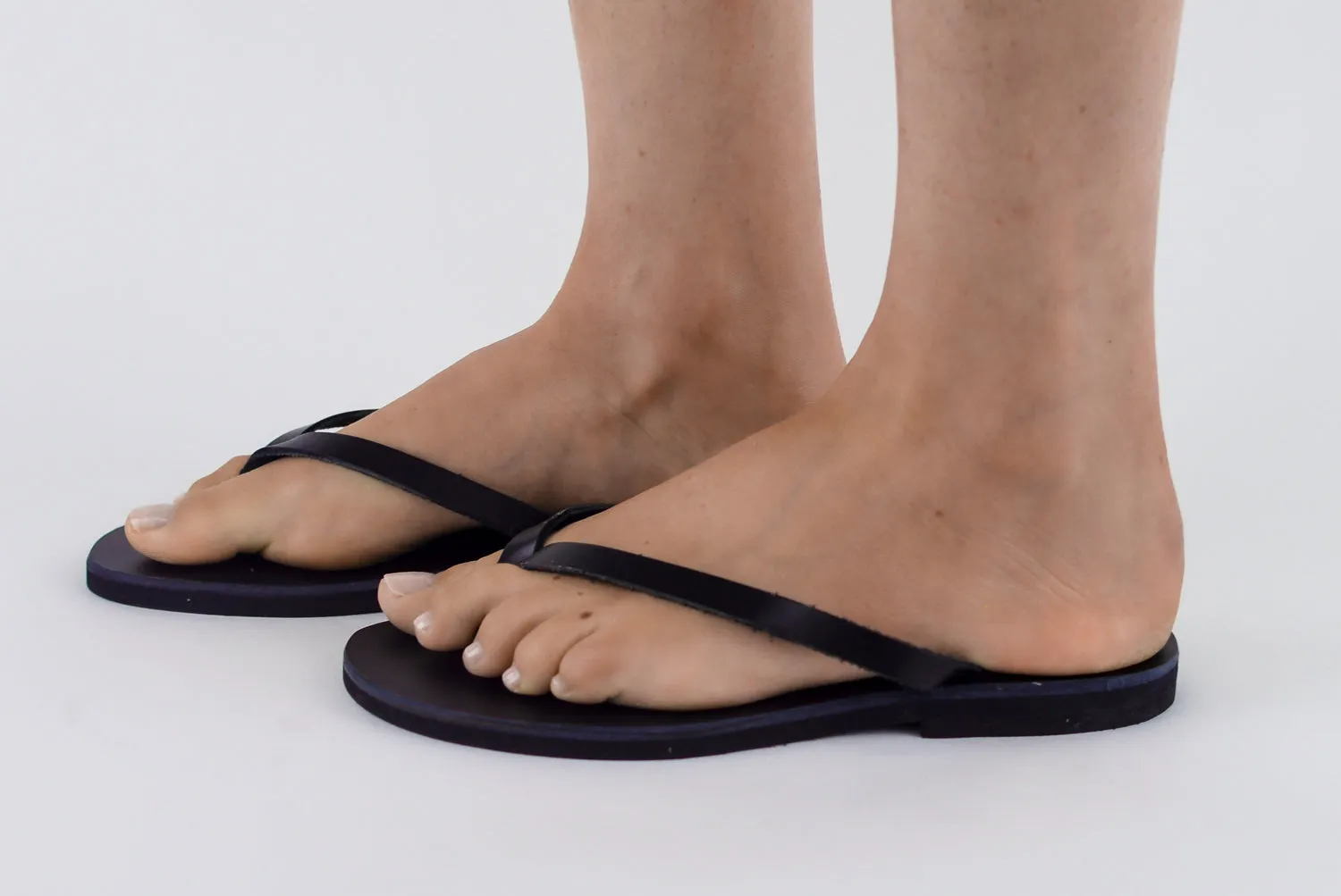APHRODITE BLACK LEATHER FLIP-FLOPS