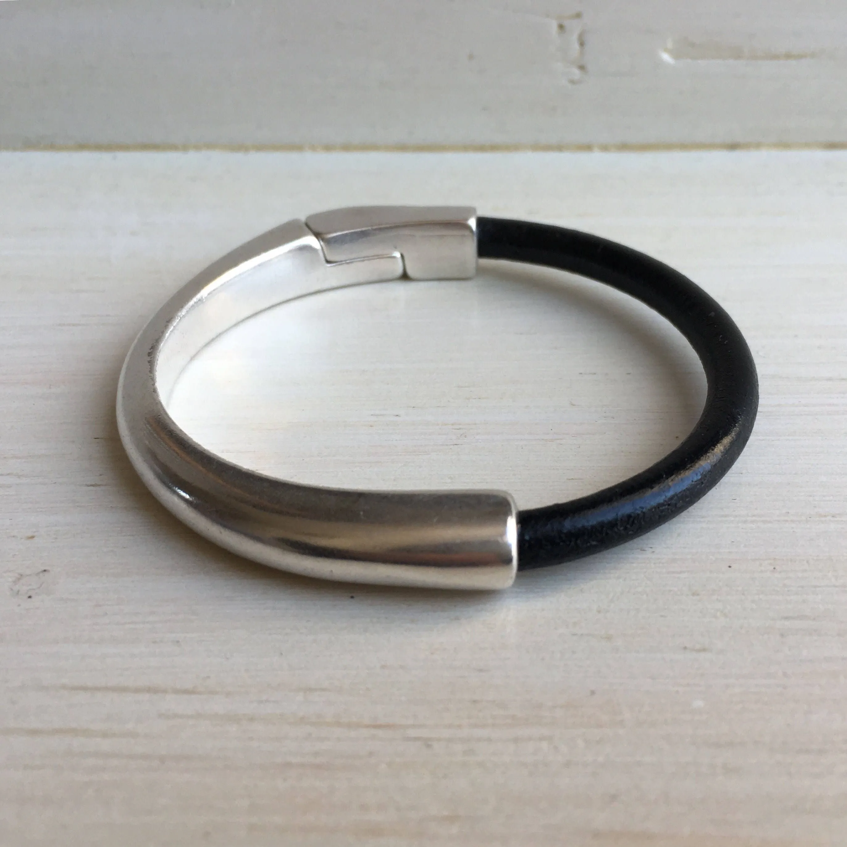 Black & Silver - Medium Width - Magnetic Cuff - WHSL