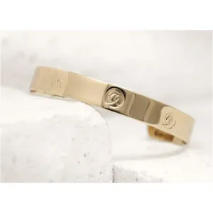 Independent Cuff Bracelet