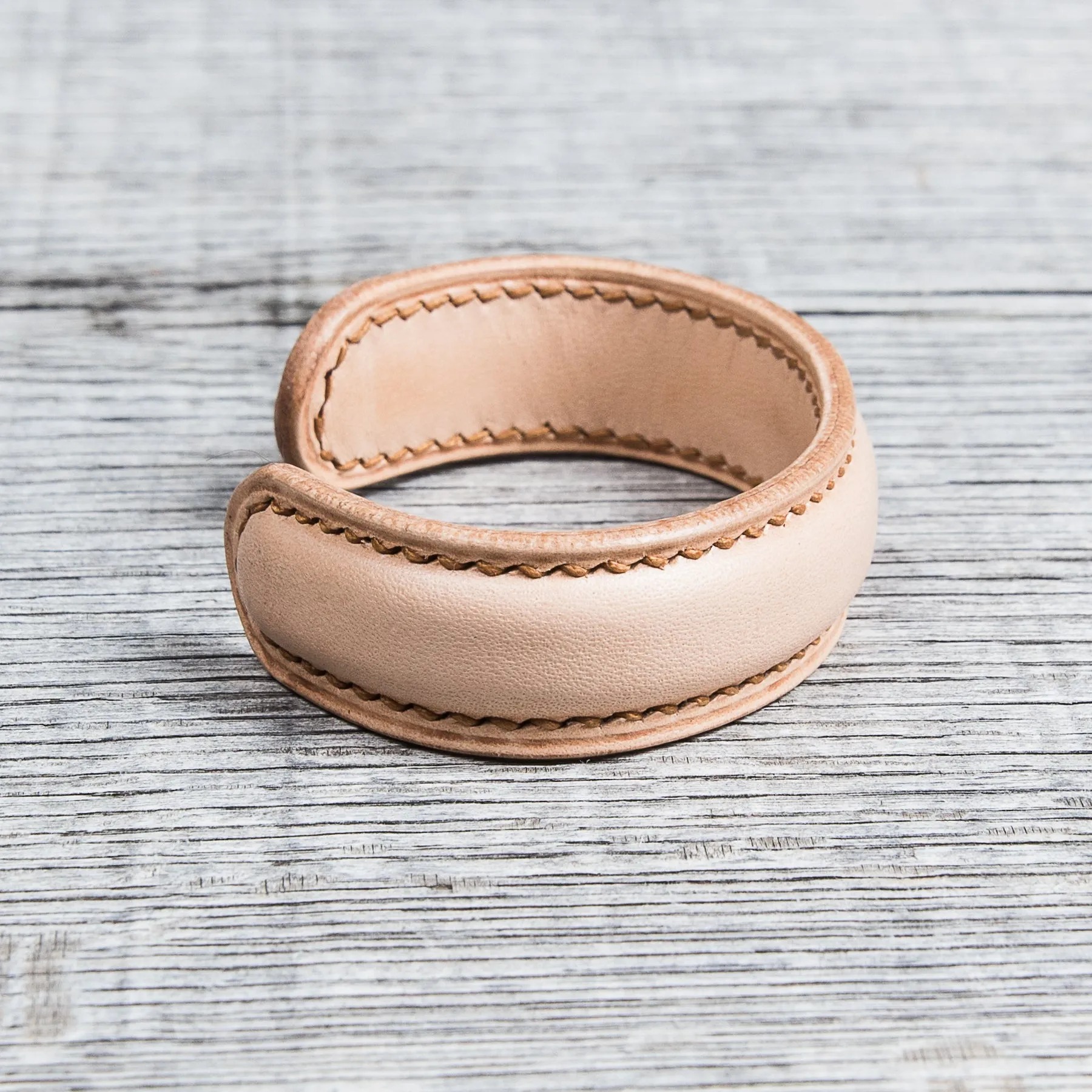 Lone Wolf Leather Cuff Bracelet Natural Tärnsjö Veg Tanned Dark Seams
