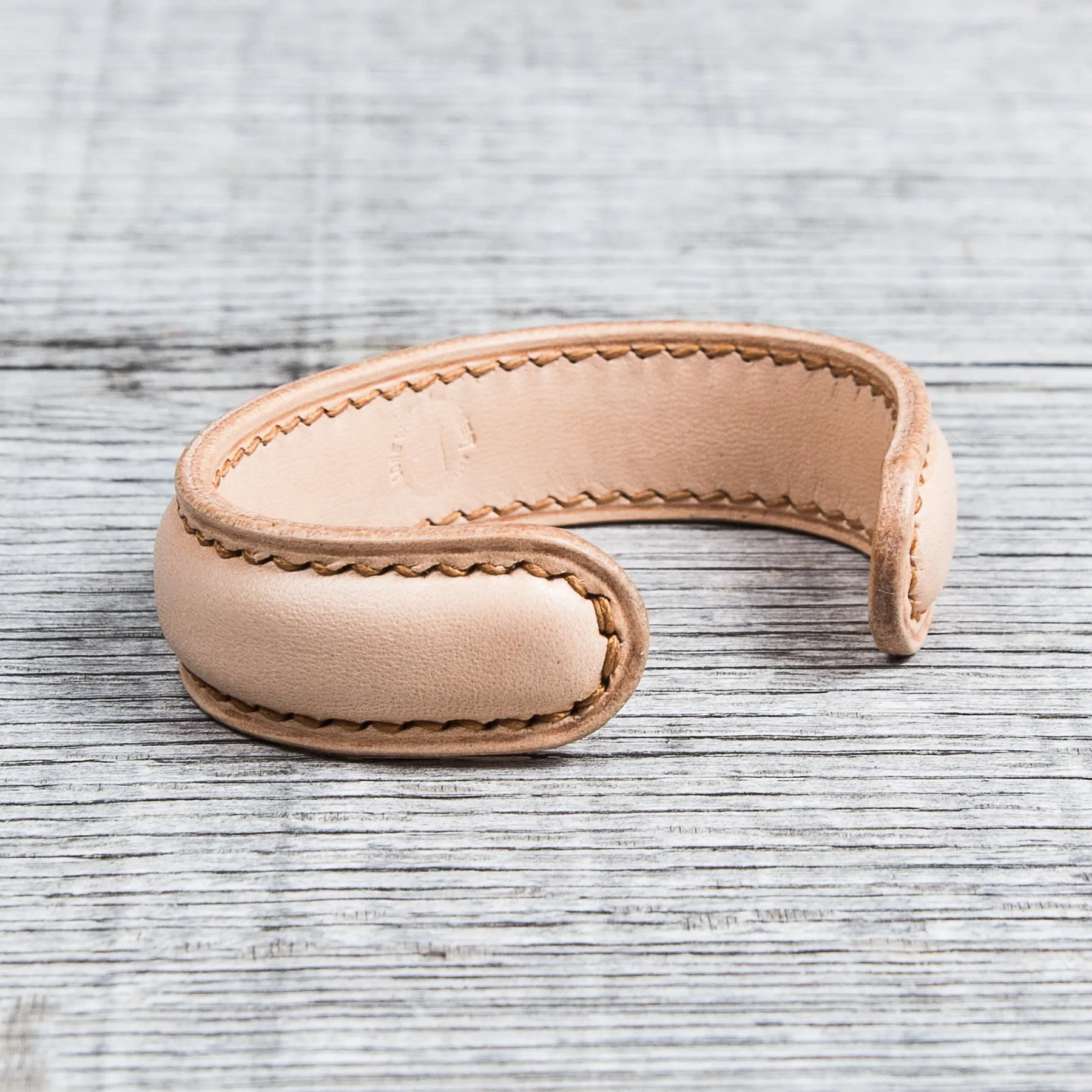 Lone Wolf Leather Cuff Bracelet Natural Tärnsjö Veg Tanned Dark Seams