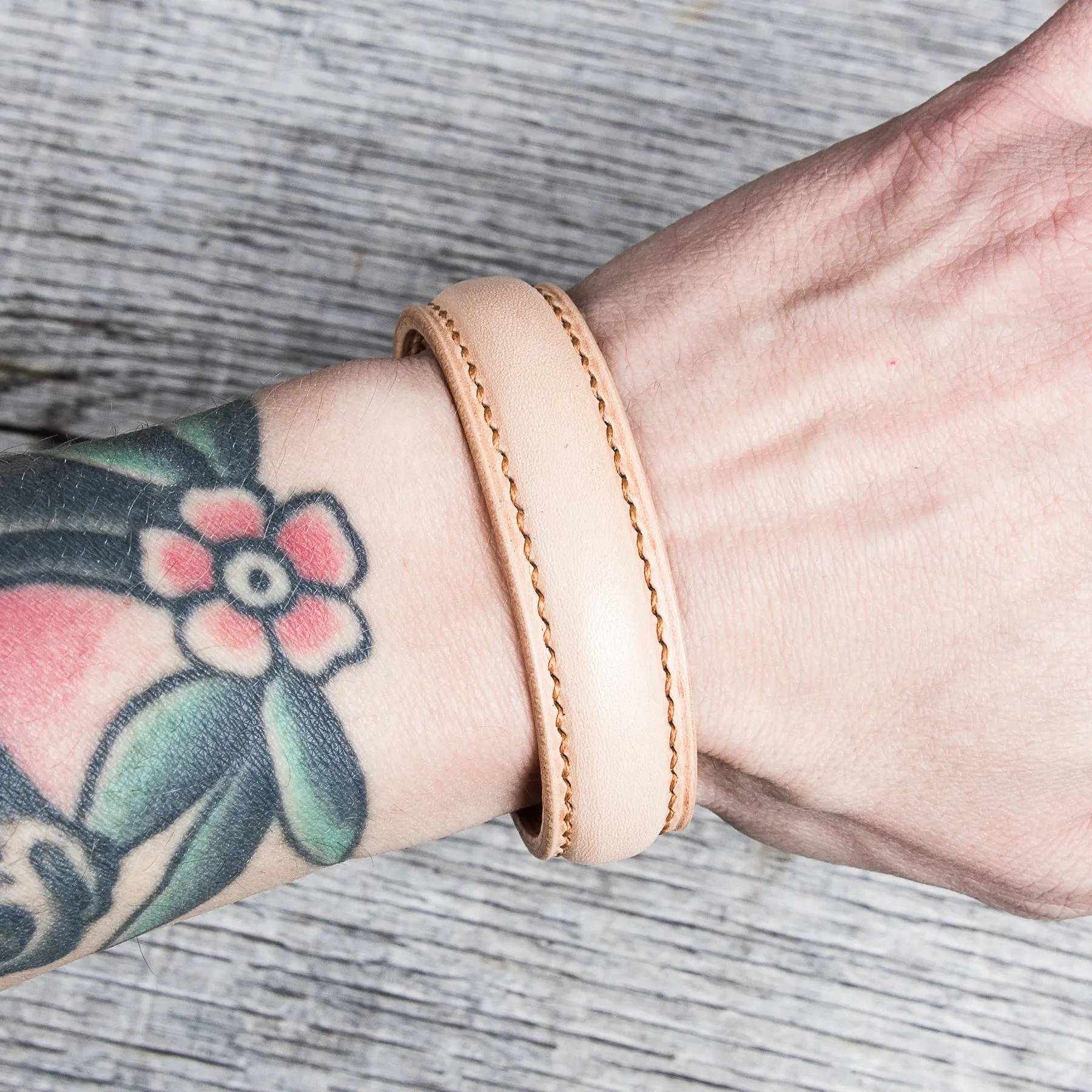 Lone Wolf Leather Cuff Bracelet Natural Tärnsjö Veg Tanned Dark Seams