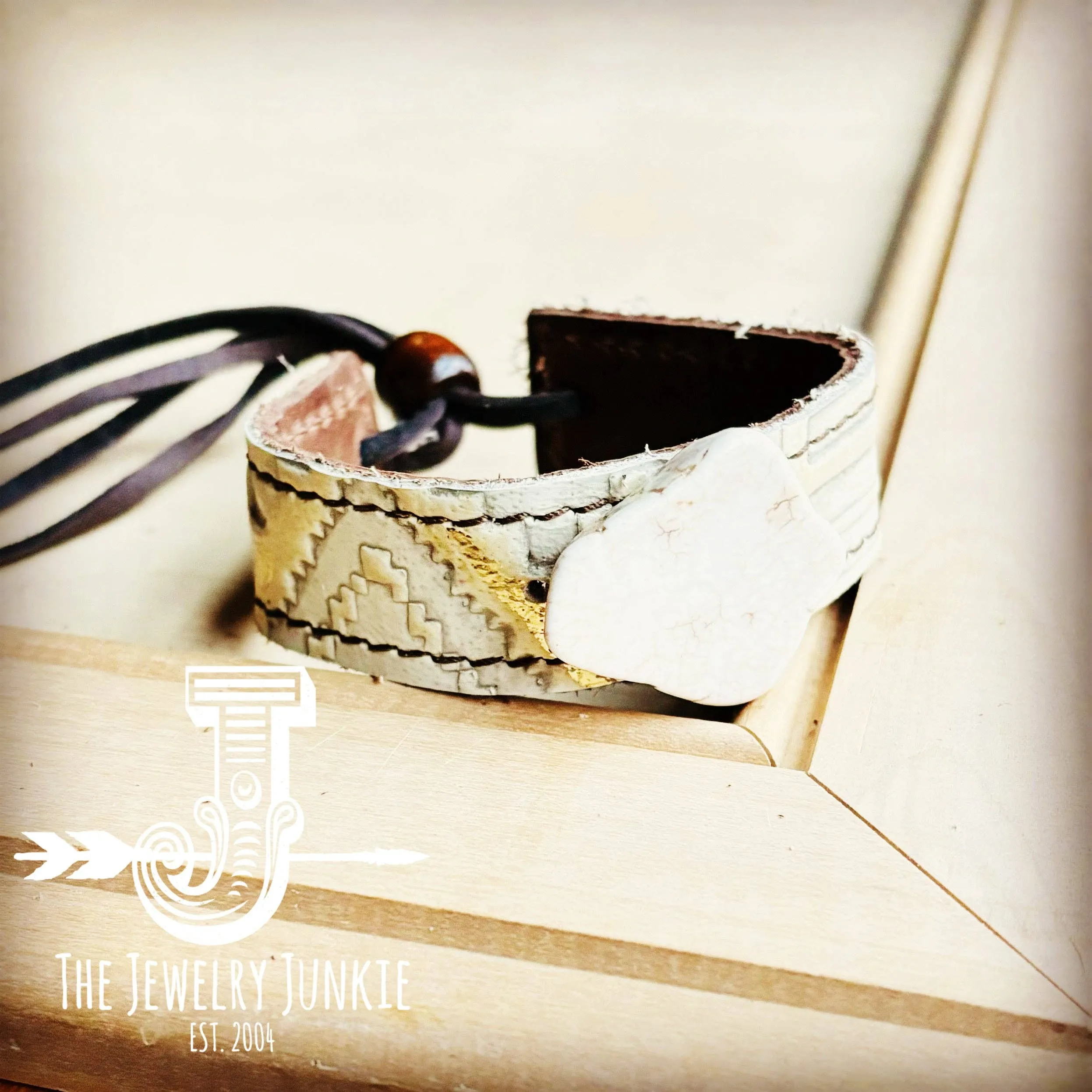 Narrow Leather Cuff with Rock Gilded Navajo