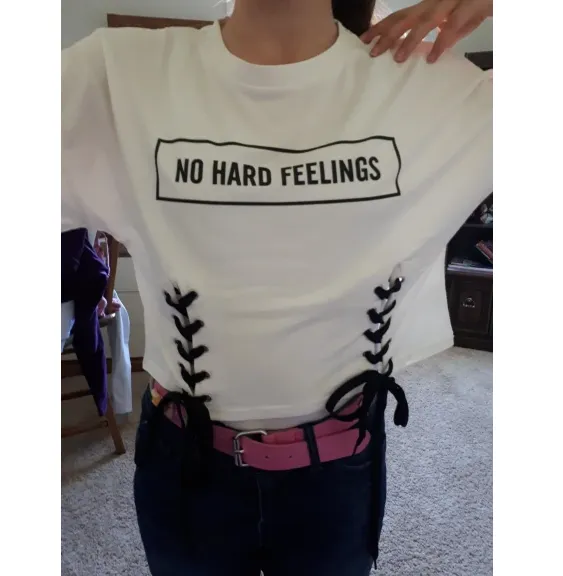 'NO HARD FEELINGS' T-Shirt
