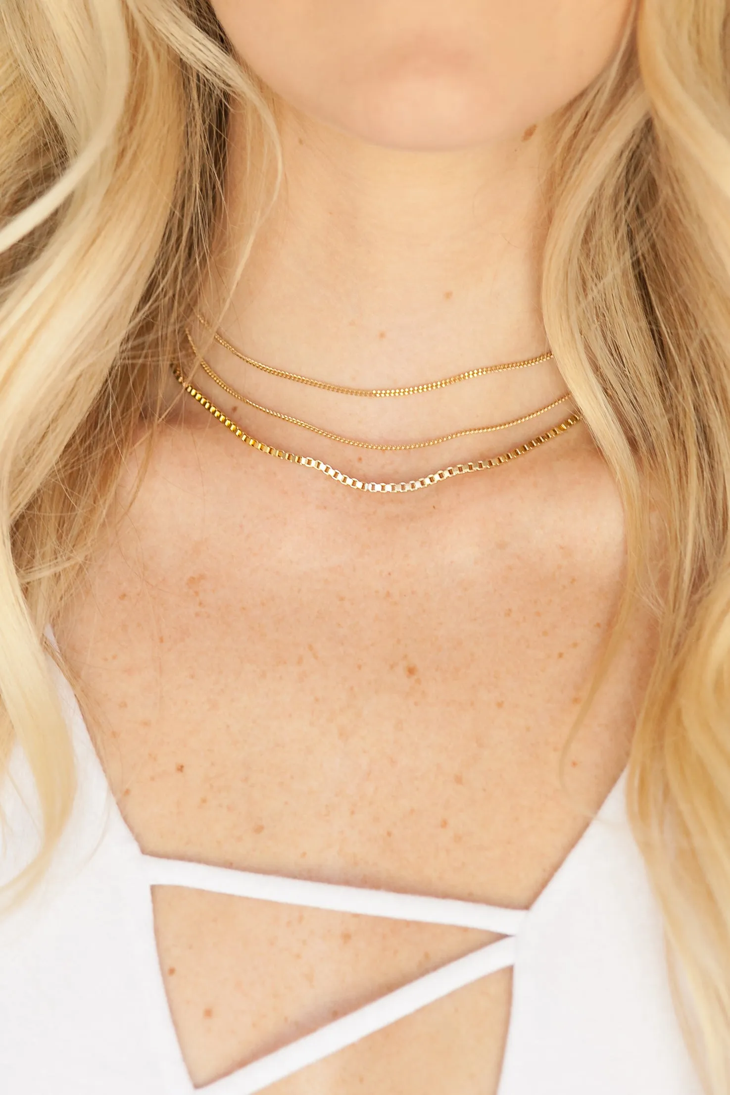Retro Girl Choker in Gold