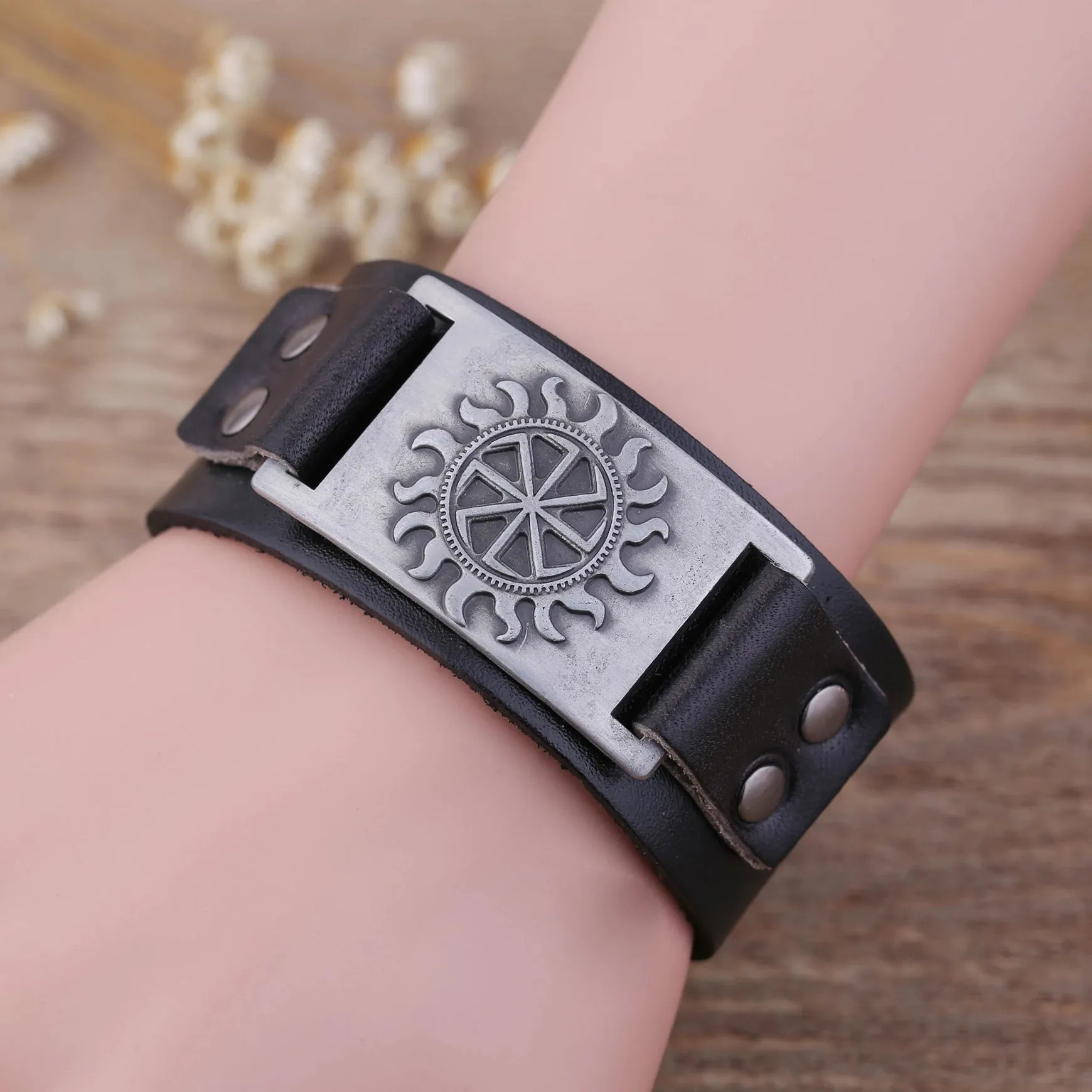 VIKING BRACELET SYMBOL OF SUN (LEATHER)